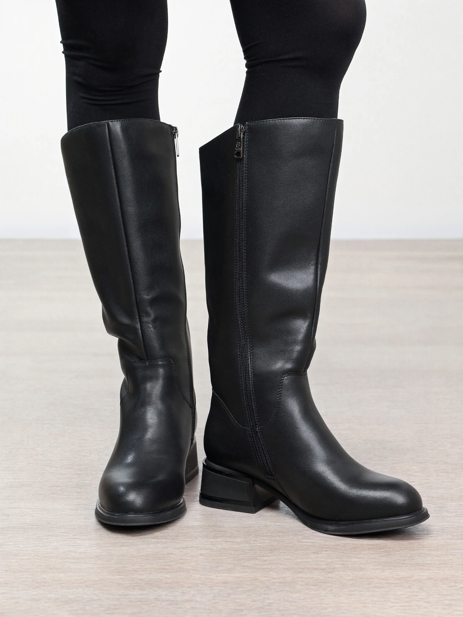 Сапоги черного цвета на высоком широком каблуке